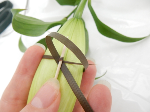 Loop the flax under the skewer Loop the flax under the skewer
