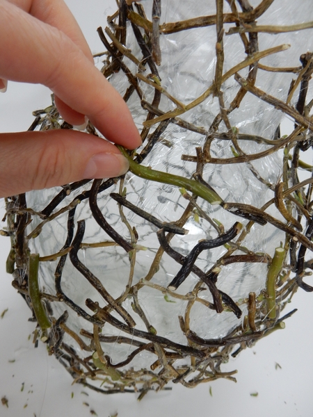 Make sure to glue the twigs to both sides of the armature. Make sure to glue the twigs to both sides of the armature.