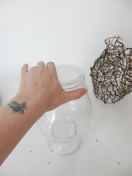 Place the vase upside down on a working surface Place the vase upside down on a working surface