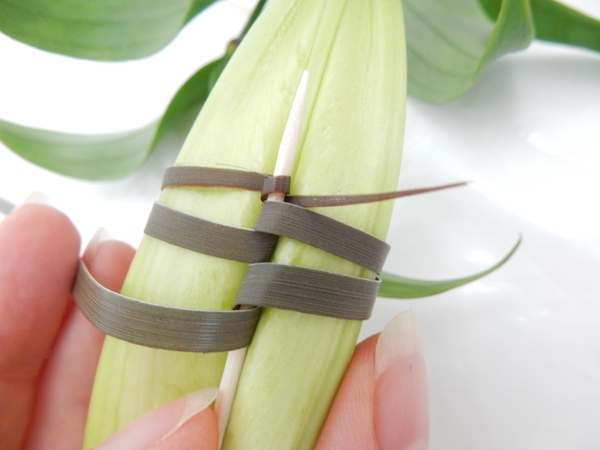 Wrap it around the skewer and pull tight Wrap it around the skewer and pull tight