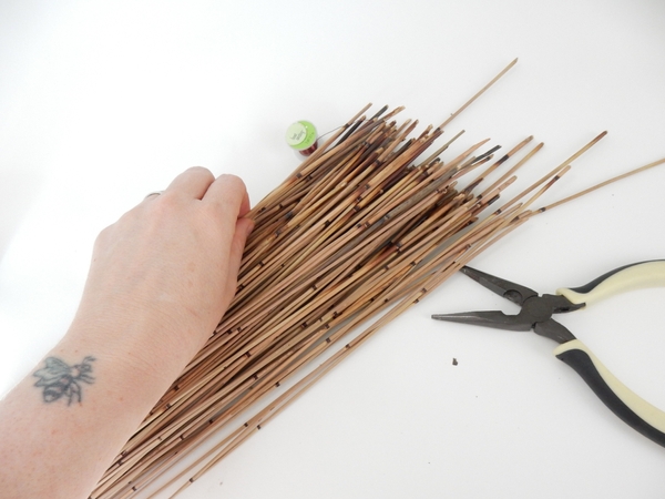 Cut the reeds to the same length Cut the reeds to the same length