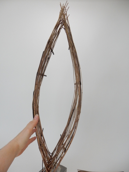 Guide the reeds to follow the shape of the wire armature Guide the reeds to follow the shape of the wire armature