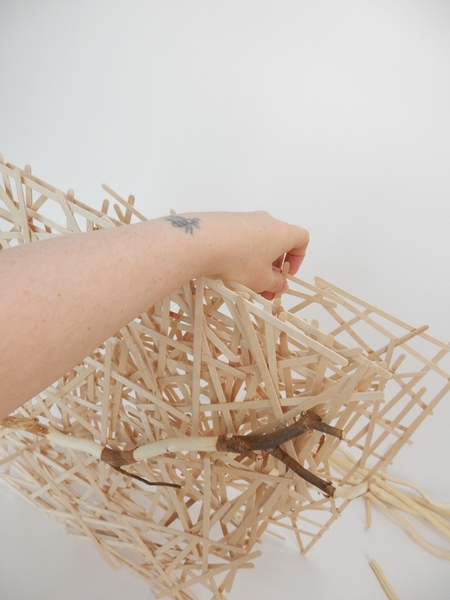 Set the two armatures upright with a gap between the two Set the two armatures upright with a gap between the two