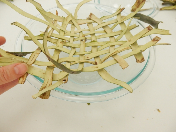 Set the willow strips in a round bowl.