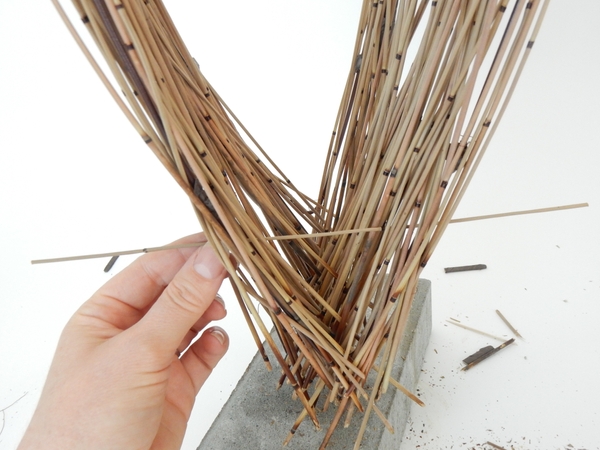Simply spear the reeds through the armature Simply spear the reeds through the armature
