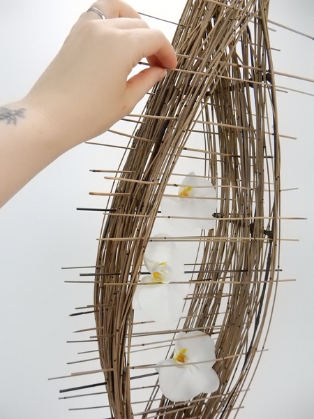 Spear in a few more reeds to complete the design. Spear in a few more reeds to complete the design.