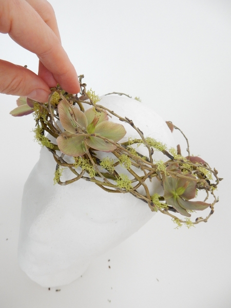 Glue in the flowers, moss and sparkling beads Glue in the flowers, moss and sparkling beads