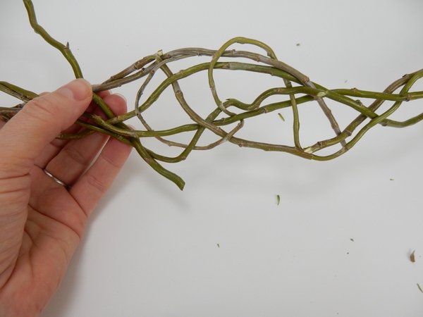 Insert new stems and continue to weave and plait. Insert new stems and continue to weave and plait.