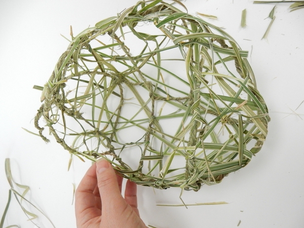 Knot the grass and cut the ends short Knot the grass and cut the ends short