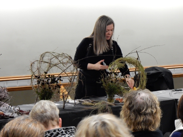 Add the flowers in the armature. Add the flowers in the armature.
