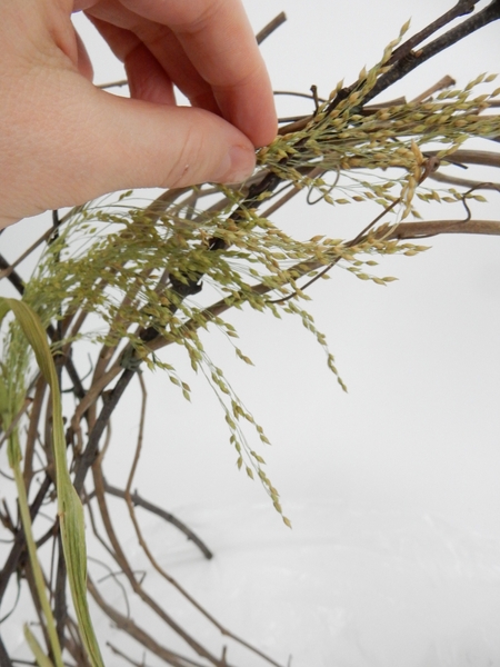 Bend the grass to follow the shape of the wreath Bend the grass to follow the shape of the wreath