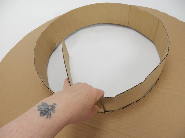 Follow the shape closely and secure to the edge Follow the shape closely and secure to the edge