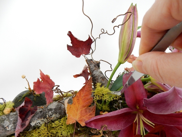 Insert the flowers in the wet foam and conceal the base with moss Insert the flowers in the wet foam and conceal the base with moss