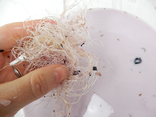 Let the sisal soak in the glue mixture Let the sisal soak in the glue mixture