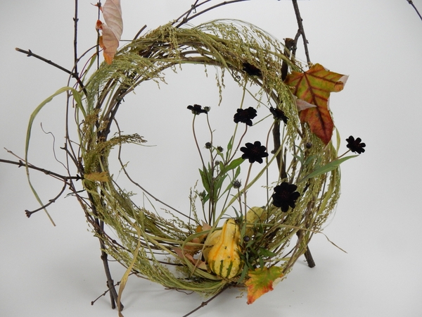 Loosened wreath and grass armature. Loosened wreath and grass armature.