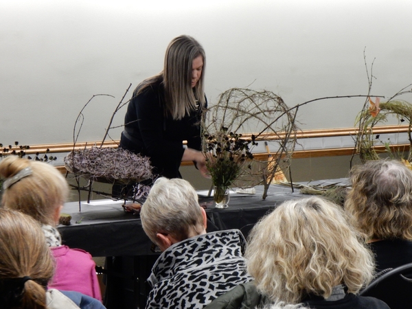 Weave delicate blades of grass between the wreath sections to fill in the cup shape. Weave delicate blades of grass between the wreath sections to fill in the cup shape.