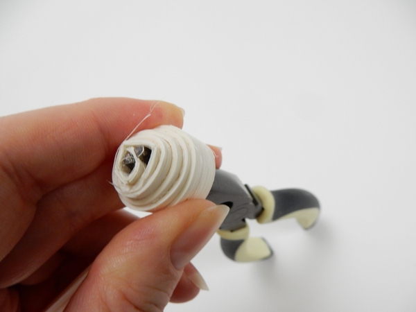 While holding the spiral tightly While holding the spiral tightly