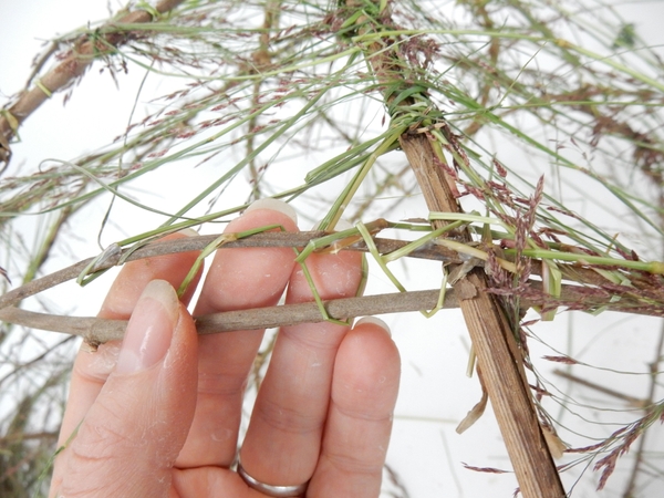 Wrap the grass tightly so that it remains in place as it dries Wrap the grass tightly so that it remains in place as it dries