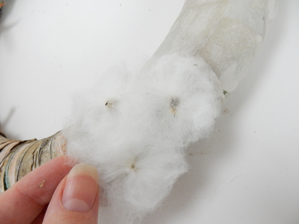 Glue the cotton disks to the wreath frame Glue the cotton disks to the wreath frame