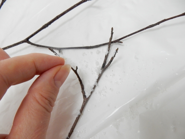 Sprinkle the artificial snow over the glue to fall naturally Sprinkle the artificial snow over the glue to fall naturally