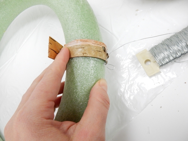 Wrap a bark strip around the wreath frame Wrap a bark strip around the wreath frame
