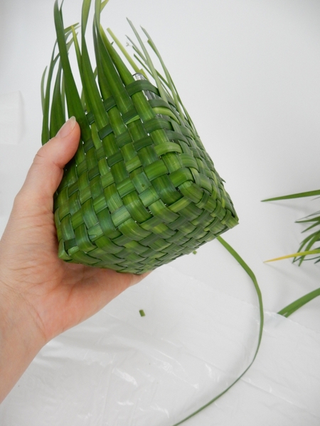 Weave the cube basket shape Weave the cube basket shape