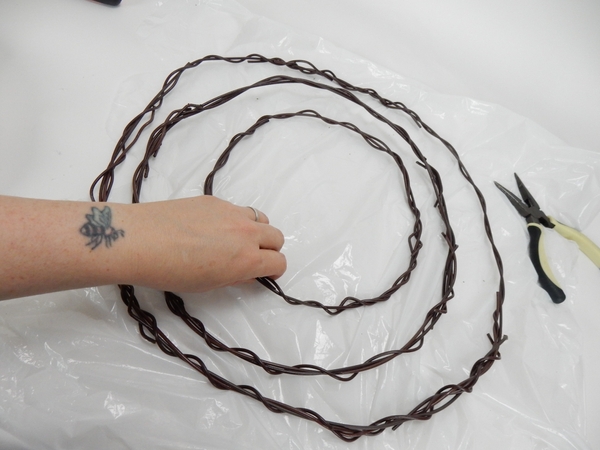 Bend and weave three wire wreaths Bend and weave three wire wreaths