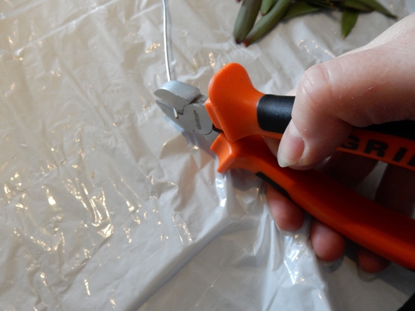 Cut the wire at a sharp angle Cut the wire at a sharp angle