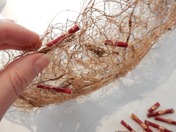 Place the copper twig garlands scattered around the armature frame Place the copper twig garlands scattered around the armature frame