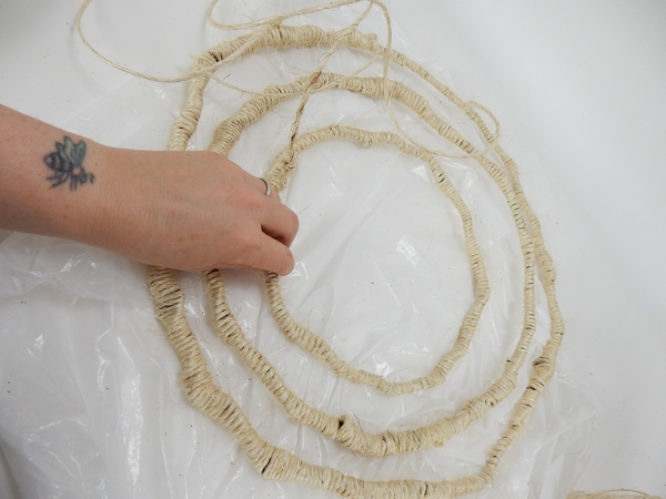 Wrap the last wreath with sisal Wrap the last wreath with sisal