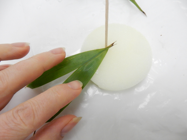 Glue bamboo leaves to the sponge