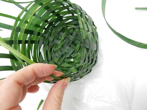 To end the weave fold each strand of grass either over or under the garland strand To end the weave fold each strand of grass either over or under the garland strand
