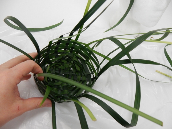Wiggle the garland down to create a sturdy side weave Wiggle the garland down to create a sturdy side weave