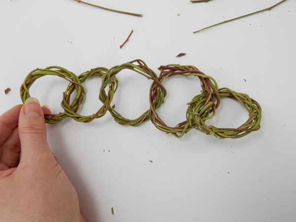 Continue weaving wreaths to create a chain Continue weaving wreaths to create a chain