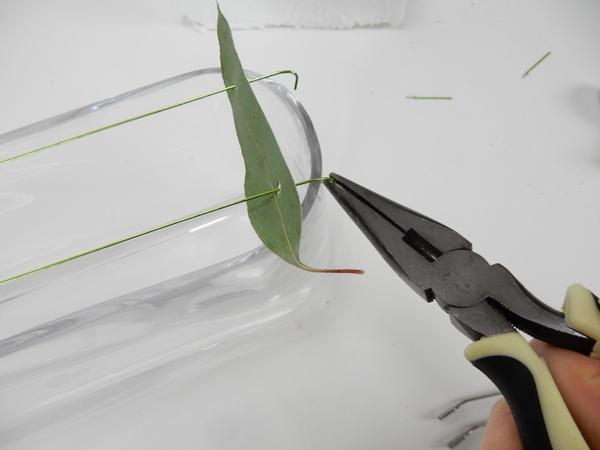 Move the first leaf to the opposite end and bend the wires to secure the leaves on that side Move the first leaf to the opposite end and bend the wires to secure the leaves on that side