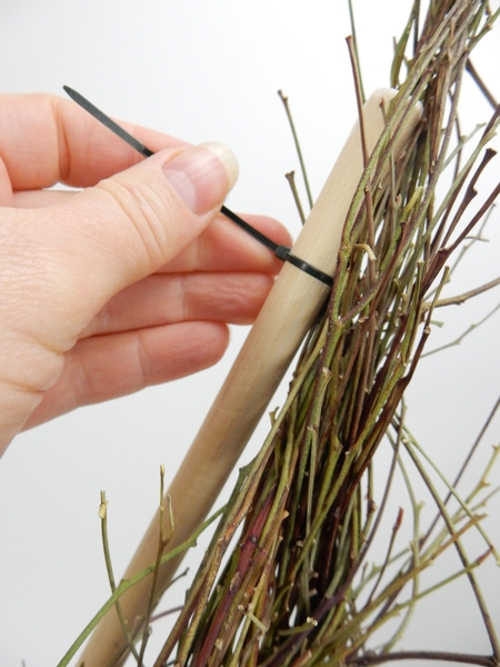 Secure the twig bundle to the stick with cable ties Secure the twig bundle to the stick with cable ties