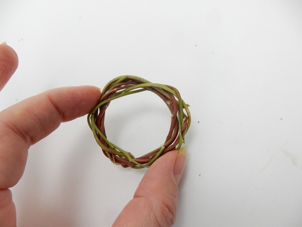 Weave a small wreath Weave a small wreath