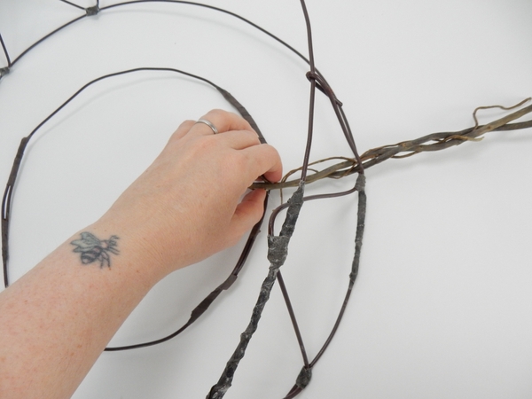 Glue willow twigs to the frame Glue willow twigs to the frame