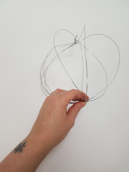 Bend the wire open to shape the pod Bend the wire open to shape the pod