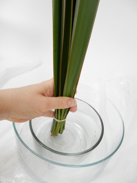 Fit two vases into each other and measure the flax Fit two vases into each other and measure the flax