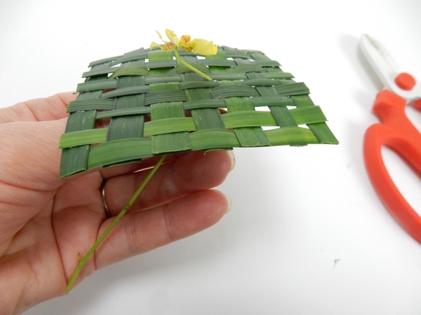 Press the flower stem through the woven platform Press the flower stem through the woven platform