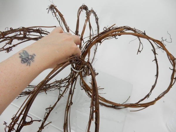 Fan out the wreaths and pull the cable ties tight Fan out the wreaths and pull the cable ties tight