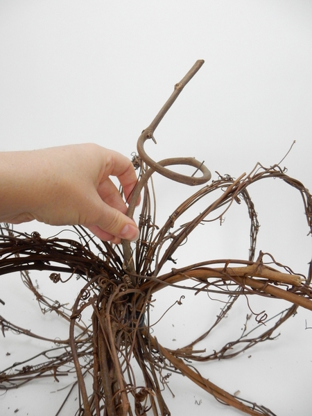 Push the thick vine curl into the middle to shape the stalk Push the thick vine curl into the middle to shape the stalk