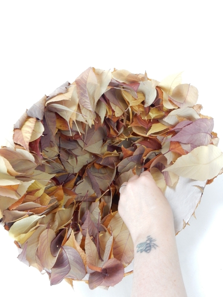 Fill the entire inside of the shape with leaves Fill the entire inside of the shape with leaves