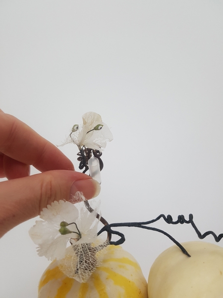 Shape the stem wire and add to the design Shape the stem wire and add to the design