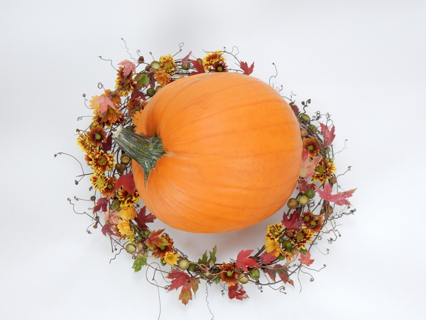 Vine tendrils and chrysanthemums on an autumn wreath