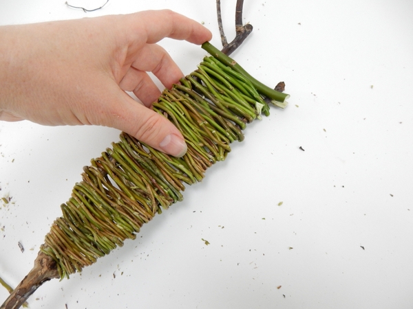 Wind willow stems to the end of the forked twigs