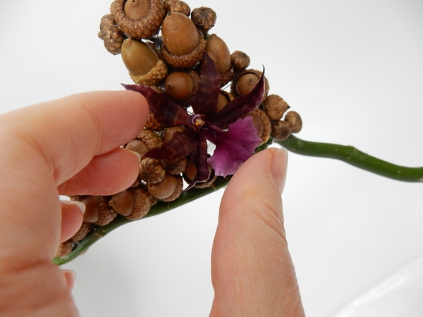 Fill the water tube with water and add the fresh floral material Fill the water tube with water and add the fresh floral material