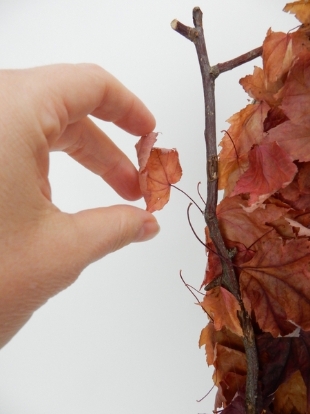 Glue in a few small leaves to extend beyond the armature Glue in a few small leaves to extend beyond the armature