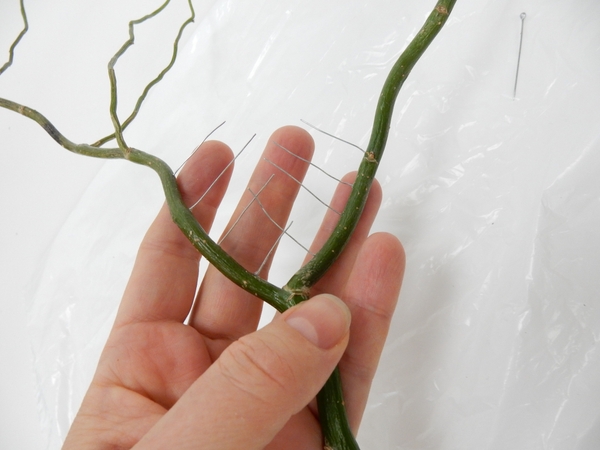 Overlap the wires where the twig split Overlap the wires where the twig split